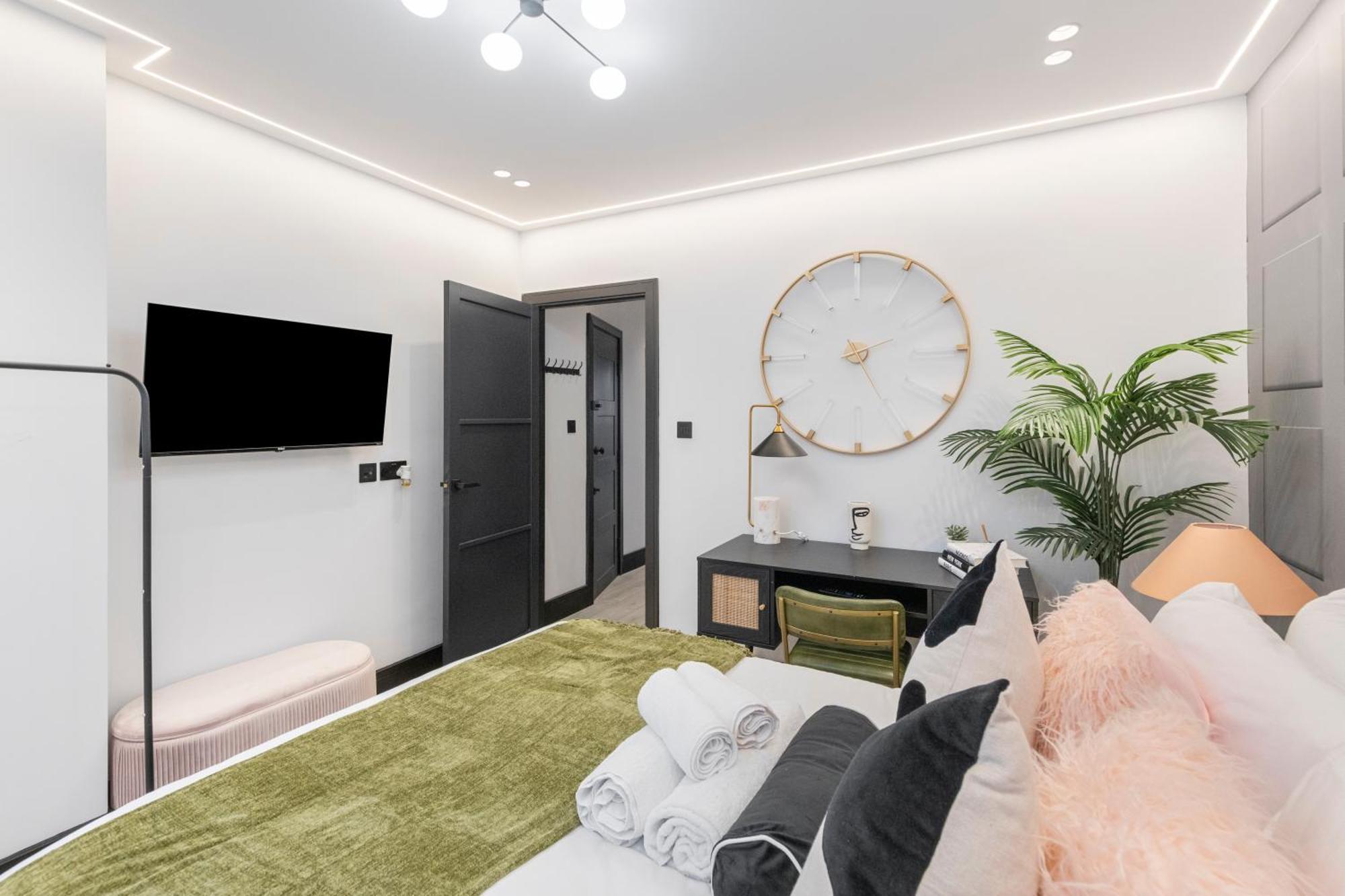 Unwind In Style 2Br With Cozy Backyard For Groups Apartment Londra Exterior foto