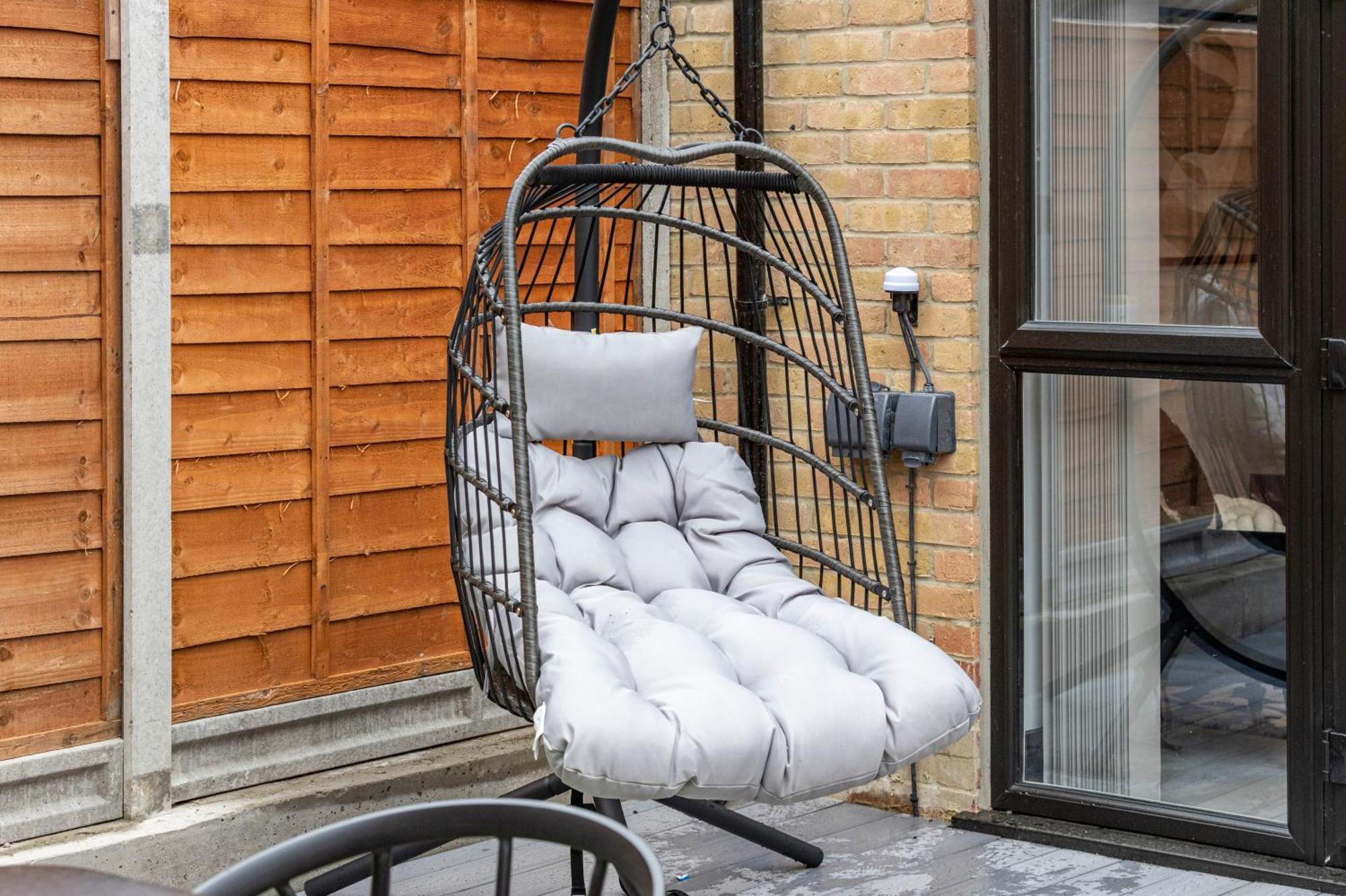 Unwind In Style 2Br With Cozy Backyard For Groups Apartment Londra Exterior foto