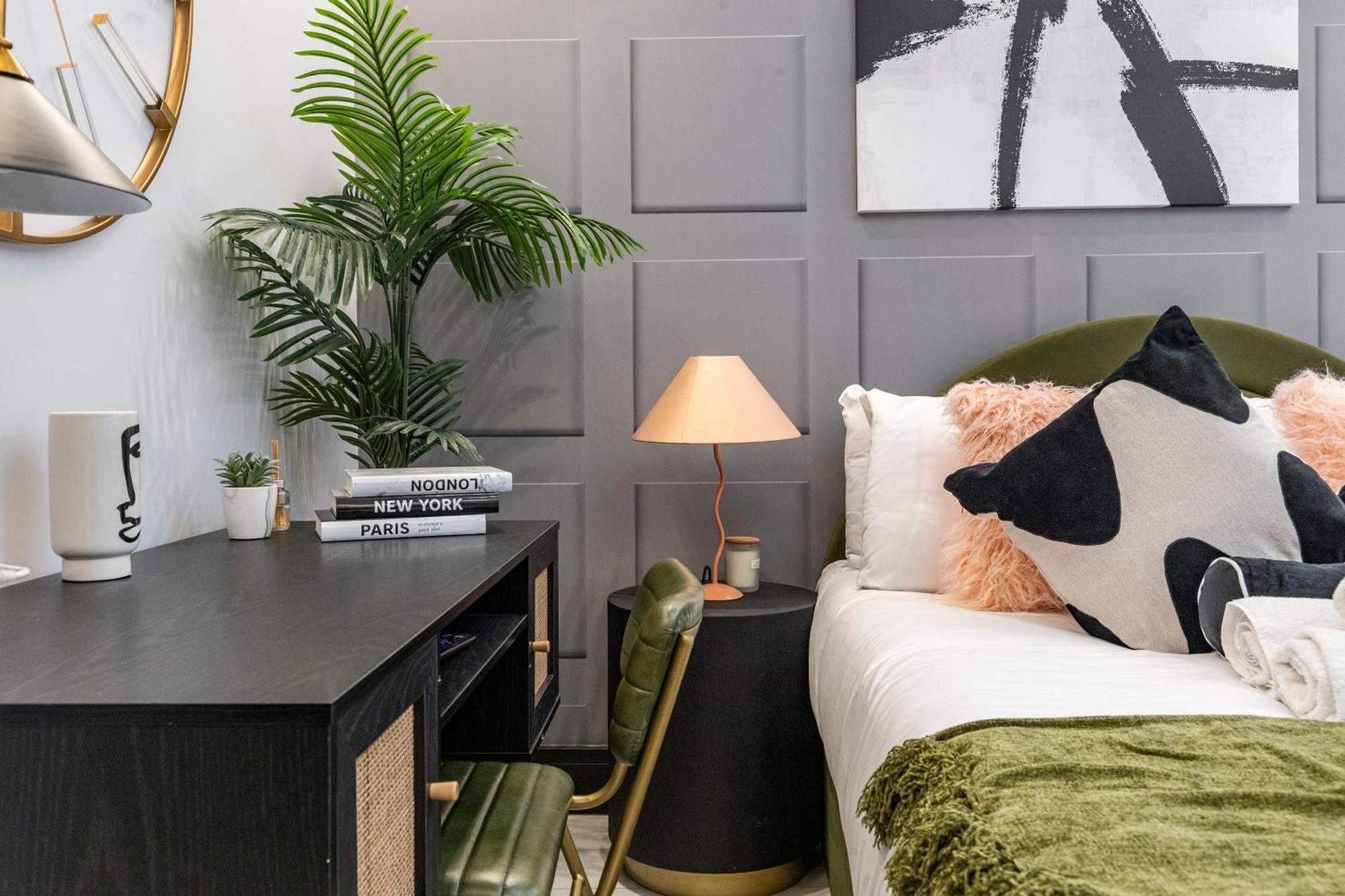 Unwind In Style 2Br With Cozy Backyard For Groups Apartment Londra Exterior foto