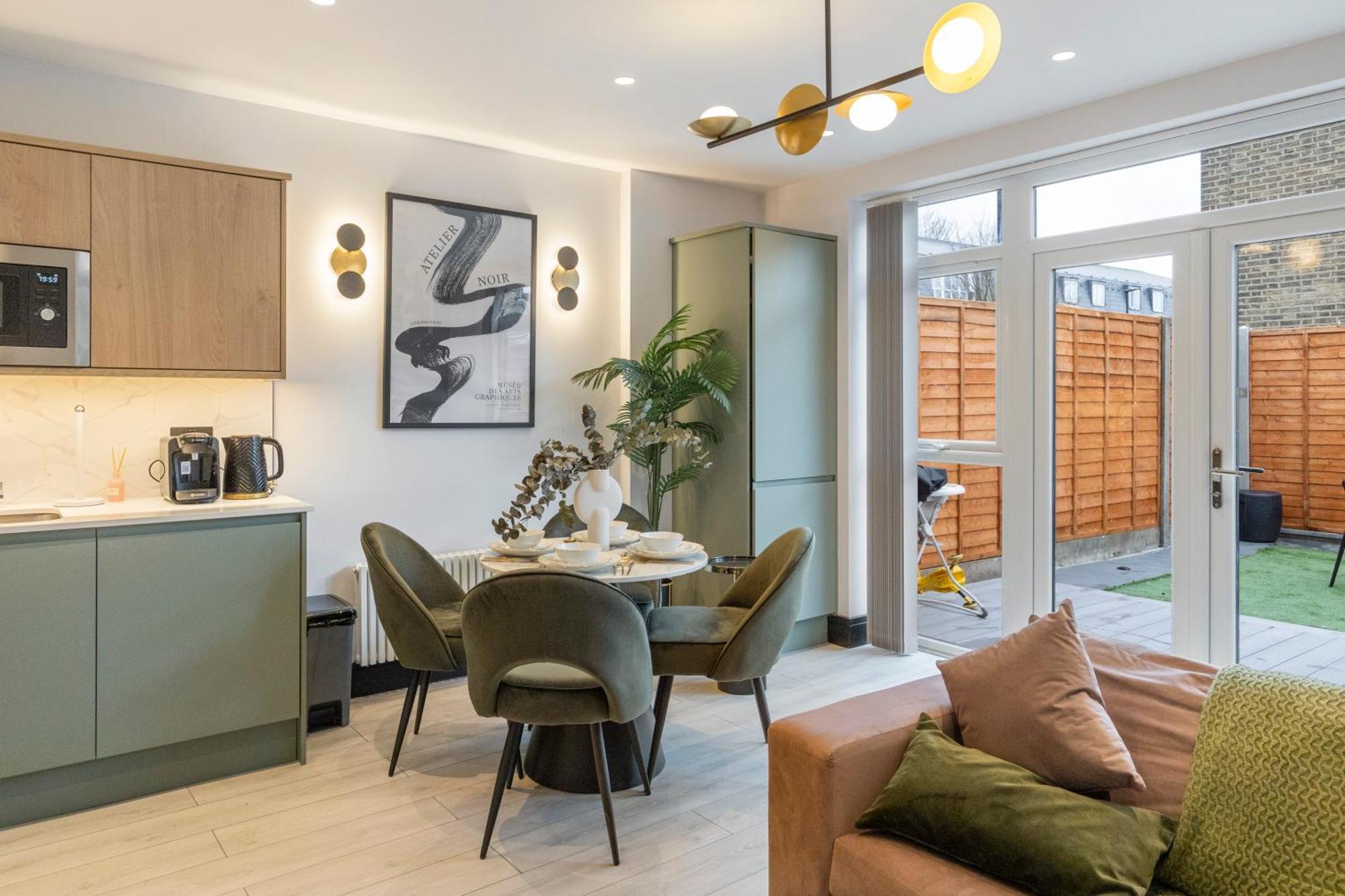 Unwind In Style 2Br With Cozy Backyard For Groups Apartment Londra Exterior foto
