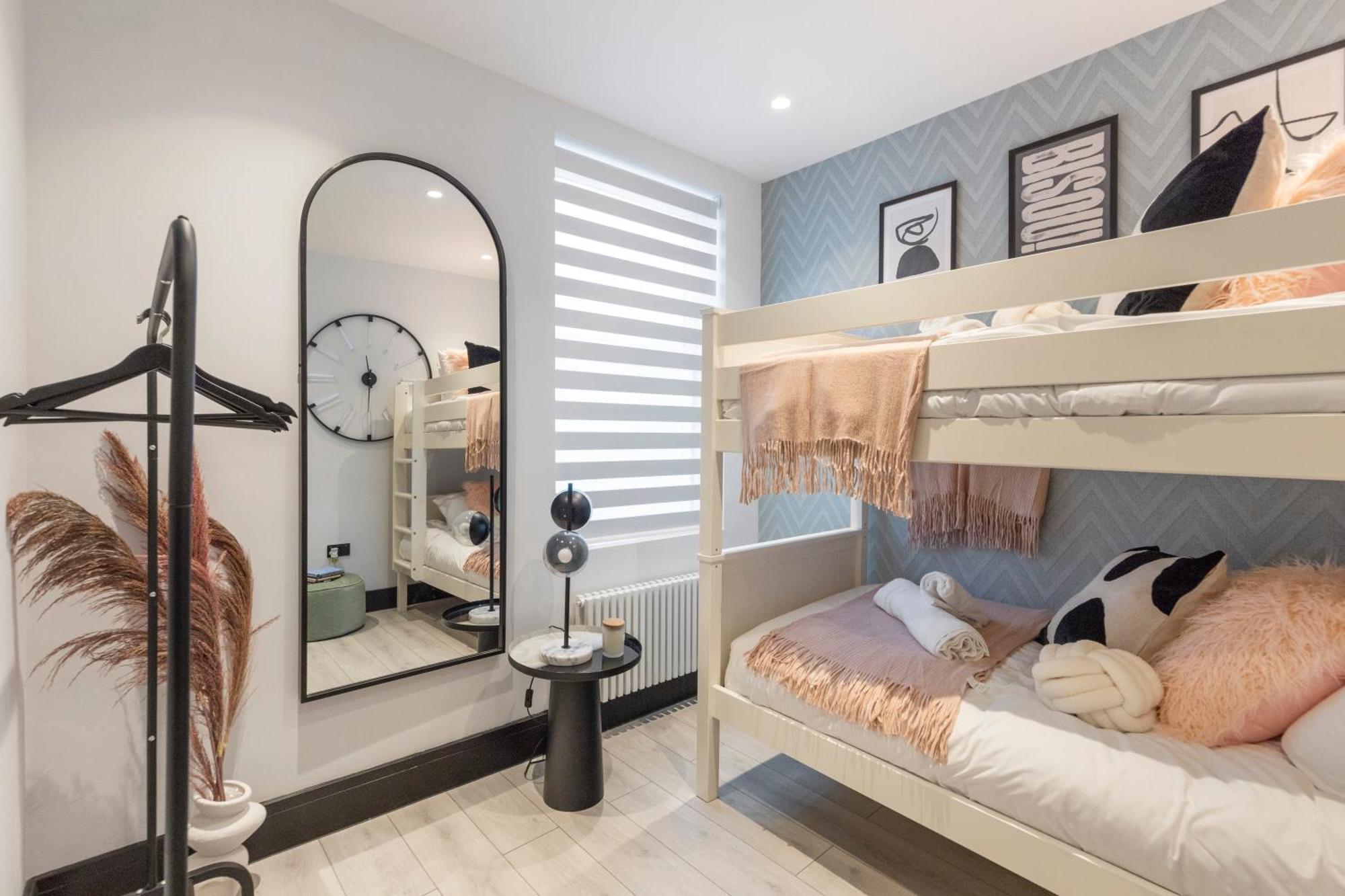 Unwind In Style 2Br With Cozy Backyard For Groups Apartment Londra Exterior foto