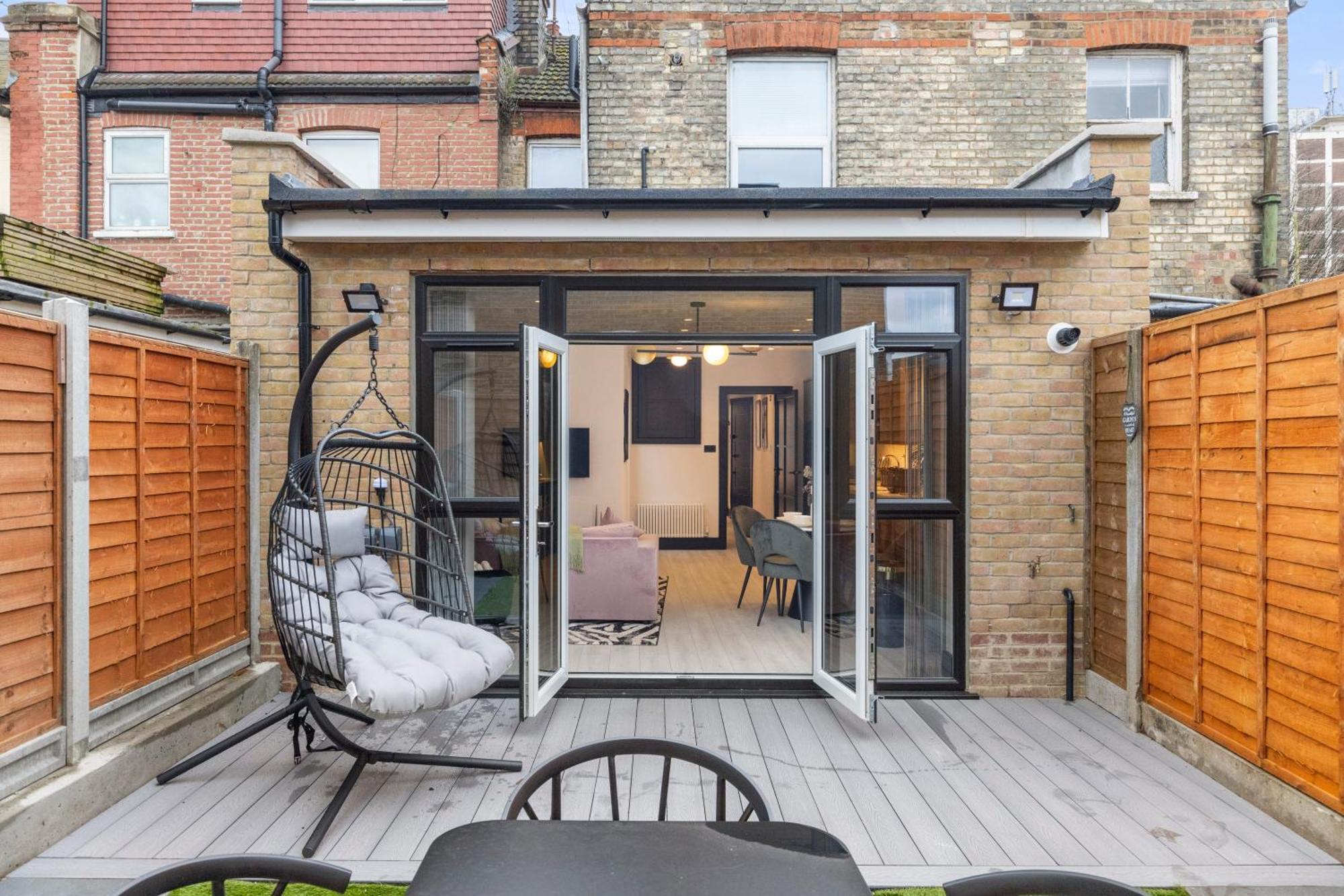 Unwind In Style 2Br With Cozy Backyard For Groups Apartment Londra Exterior foto